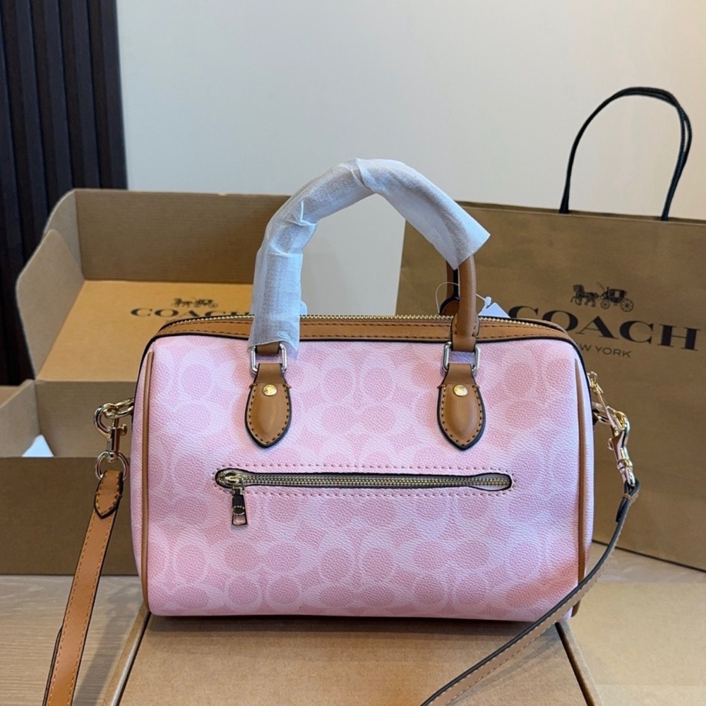Pink crossbody bag. - Picture 2 of 6